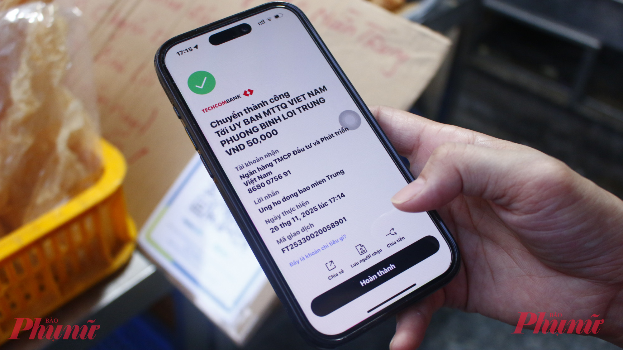 Nhiều người dân, ngoài số tiền mua sản phẩm tại tiệm, còn chuyển khoản đóng góp thêm để ủng hộ đồng bào vùng lũ.