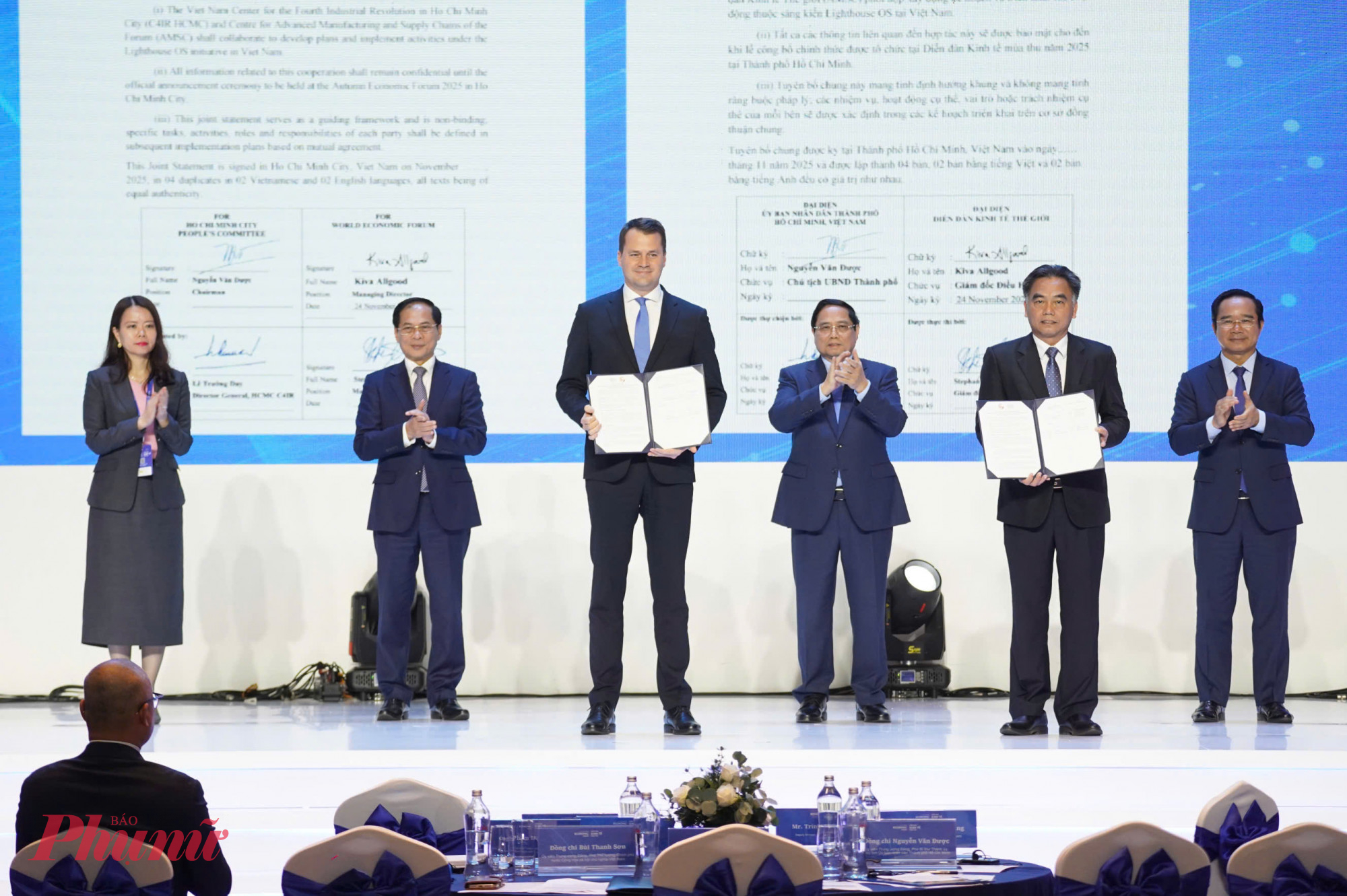 Việt Nam chọn chiến lược xanh - số, đặt con người là chủ thể của phát triển TPHCM và Diễn đàn Kinh tế Thế giới (WEF) đã ra Tuyên bố chung về sáng kiến thúc đẩy sản xuất thông minh và chuyển đổi công nghiệp có trách nhiệm tại Việt Nam