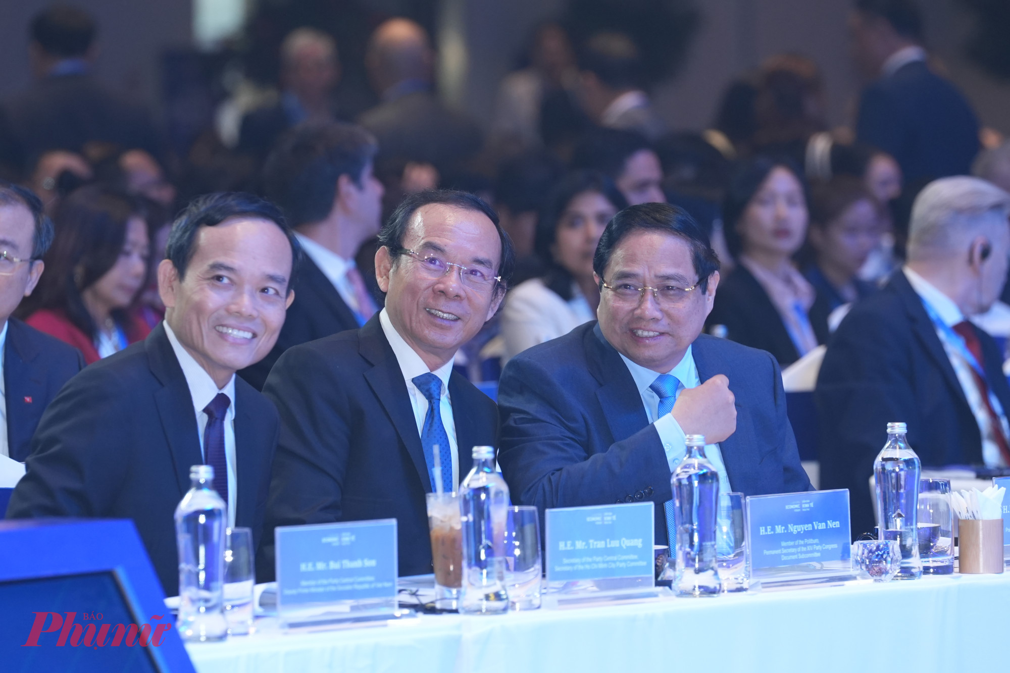 Việt Nam chọn chiến lược xanh - số, đặt con người là chủ thể của phát triển Từ phải qua: Thủ tướng Phạm Minh Chính, ông Nguyễn Văn Nên - Ủy viên Bộ Chính trị, Ủy viên Thường trực Tiểu ban Văn kiện Đại hội 14 của Đảng, ông Trần Lưu Quang Bí thư Thành ủy TPHCM,