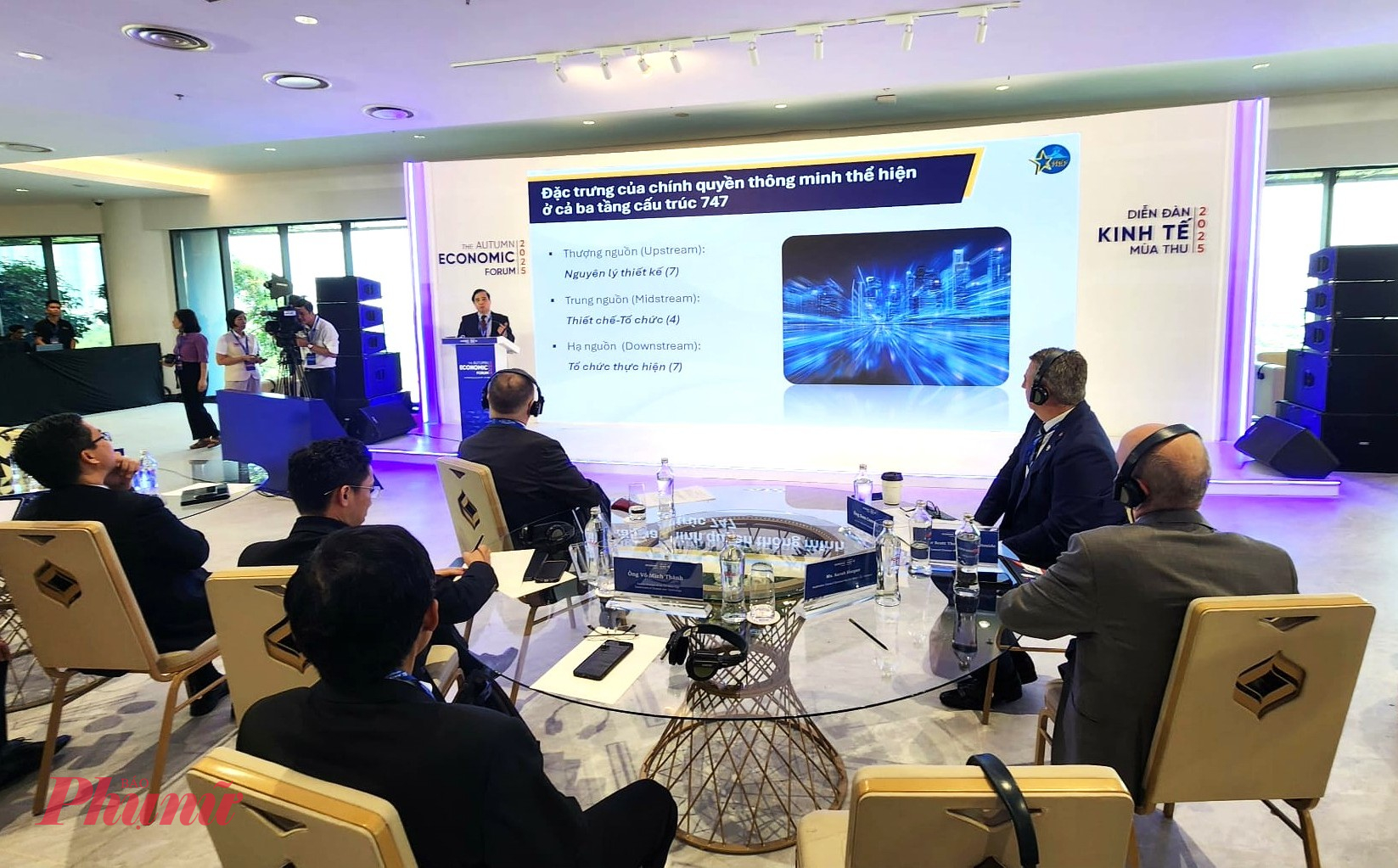 Trong khuôn khổ sự kiện, các chuyên gia quốc tế và lãnh đạo thành phố cùng nhau thảo luận, nhấn mạnh rằng mô hình chính quyền mới phải là một sự chuyển đổi sâu sắc về tư duy, hướng đến phục vụ người dân và doanh nghiệp một cách hiệu quả, minh bạch nhất