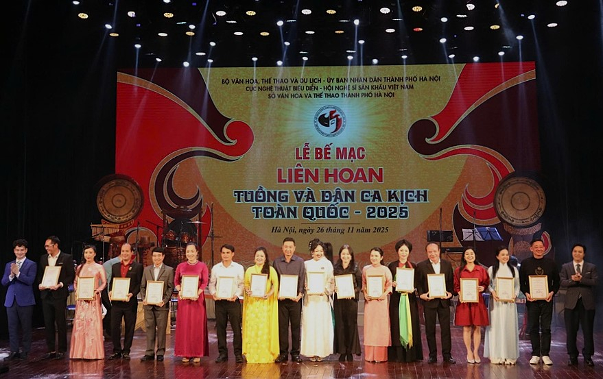 Các nghệ sĩ nhận huy chương vàng cá nhân tại Liên hoan - Ảnh: BTC