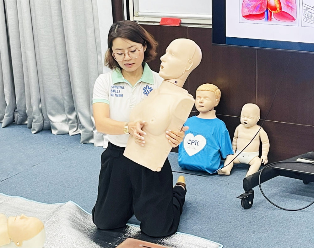 Cứu trợ thiên tai: Bản thân an toàn, gia đình an tâm Bà Trang Jena Nguyễn thao tác kỹ năng sơ cấp cứu tại buổi tập huấn - ẢNH: CÁT QUÂN