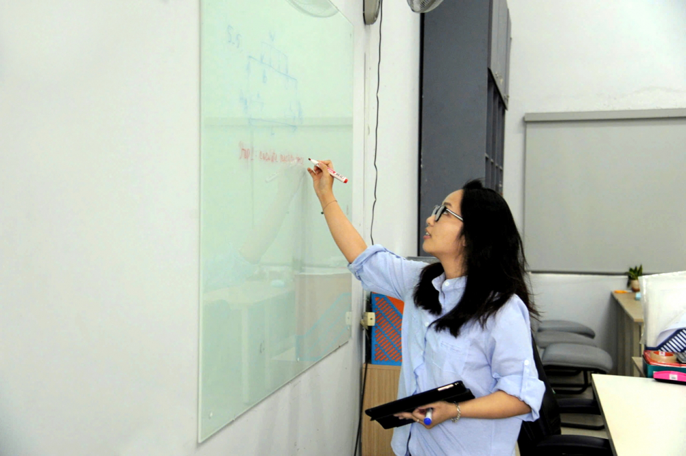 Ngoài thời gian trợ giảng trên lớp,  Ngọc Ánh còn hướng dẫn bài tập cho sinh viên 