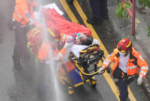 Một bàn trợ giúp liên khoa đã được thiết lập ở sảnh của khối chính của Bệnh viện Prince of Wales cho thân nhân của những người bị thương và đã qua đời.  Một công nhân xây dựng đã nghỉ hưu 76 tuổi, chỉ cho biết họ Lam, nói với tờ Post rằng ông đã mất anh trai 80 tuổi của mình trong vụ hỏa hoạn. Anh ta đến bệnh viện vào buổi sáng đầu tiên để tìm chị dâu và cháu trai của mình, nhưng cặp đôi vẫn chưa được tìm thấy.  Họ đã không nhấc điện thoại kể từ ngày hôm qua. Tôi rất lo lắng rằng chúng vẫn còn trong nhà, anh nói. Chúng tôi không biết liệu chúng tôi nên làm [tang lễ] cho một hay ba người.  Cầm khăn giấy trên tay, anh ta nói rằng anh ta muốn biết thi thể của anh trai mình được tìm thấy ở đâu - cho dù anh ta đang ở trong nhà hay ở hành lang cố gắng trốn thoát.