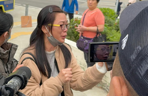 Một người mẹ họ Ng bật khóc khi nói rằng cô đã không thể liên lạc với con gái mình kể từ khi đám cháy bắt đầu.  Chia sẻ bức ảnh tốt nghiệp của con gái với những người xung quanh, cô lo lắng chờ đợi thông tin cập nhật trong một nơi trú ẩn gần hiện trường vụ cháy, cùng với hai người thân.  Cảnh sát chỉ yêu cầu tôi đăng ký thông tin chi tiết của cô ấy và nói với tôi rằng họ vẫn chưa tìm thấy cô ấy... Tôi thực sự hy vọng cô ấy có thể trở lại với tôi an toàn và khỏe mạnh, cô nói.