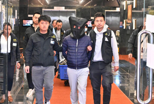 Chính quyền Hồng Kông đã mở một cuộc điều tra hình sự về vụ hỏa hoạn đẫm máu nhất của thành phố tại một khu đất ở Tai Po đã cướp đi sinh mạng của 44 người và 279 người vẫn chưa được tìm thấy, khi công tác cứu hộ vẫn tiếp tục trong bối cảnh ngọn lửa hiện đang rút lên các tầng trên của ba trong số các khu dân cư.  Tính đến 10 giờ sáng, 68 người đang nằm viện, với 16 người trong tình trạng nguy kịch. Hai mươi lăm trường hợp được coi là nghiêm trọng.  Ngọn lửa dữ dội tại bốn trong số bảy dãy nhà ở Tòa án Wang Fuk đã được kiểm soát trong khi ba tòa nhà khác vẫn còn đám cháy ở các tầng trên của tòa nhà 31 tầng của họ. Công tác cứu hộ toàn diện đang được tiến hành và các nạn nhân vẫn đang được đưa ra khỏi các tòa nhà.  Theo một cuộc điều tra sơ bộ, các sĩ quan đã phát hiện ra xốp rất dễ cháy che giấu cửa sổ thang máy trên mỗi tầng, mà các nhà chức trách cho biết đã khiến ngọn lửa lan nhanh hơn trong các khối nhà và đốt cháy các căn hộ qua các hành lang. Lưới và tấm lưới được sử dụng bên ngoài các tòa nhà cũng không đáp ứng các tiêu chuẩn an toàn cháy nổ, các quan chức cho biết vào tối thứ Tư.  Ba người, bao gồm hai giám đốc và một cố vấn của nhà thầu chịu trách nhiệm cải tạo các tòa nhà, đã bị bắt vì tội ngộ sát. Họ bị cáo buộc sử dụng các vật liệu không tuân thủ trong lưới giàn giáo và cửa sổ kín bằng xốp, điều này đã gây ra thảm kịch vì các chất rất dễ cháy khiến đám cháy lan nhanh chóng.