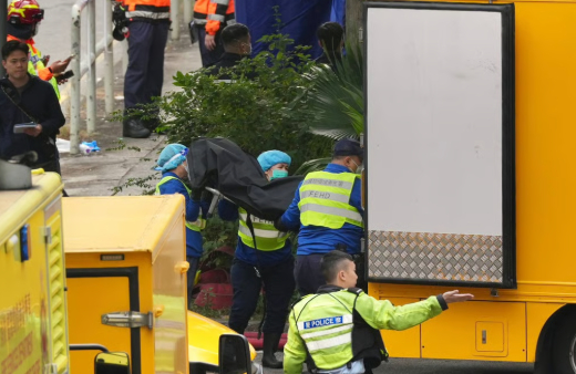 Thi thể của những người dân thiệt mạng trong vụ hỏa hoạn đã được chuyển đến Nhà xác Công cộng Fu Shan ở Sha Tin suốt buổi sáng. Các sĩ quan cảnh sát cho biết họ đang chuẩn bị cho các thành viên gia đình đến nhà xác sau đó để xác định danh tính người đã khuất, bao gồm cả lính cứu hỏa đã ngã xuống.