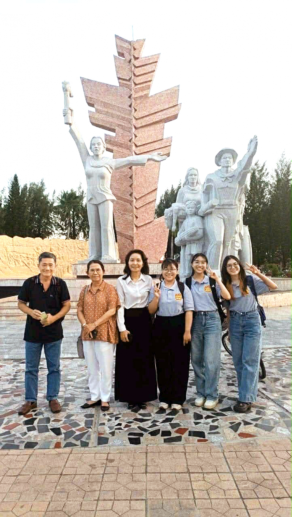 Tiến sĩ Quách Thu Nguyệt (thứ hai từ trái sang) trong chuyến đi Bến Tre  cùng các thành viên Thư viện số Nguyễn An Ninh - Ảnh do nhân vật cung cấp