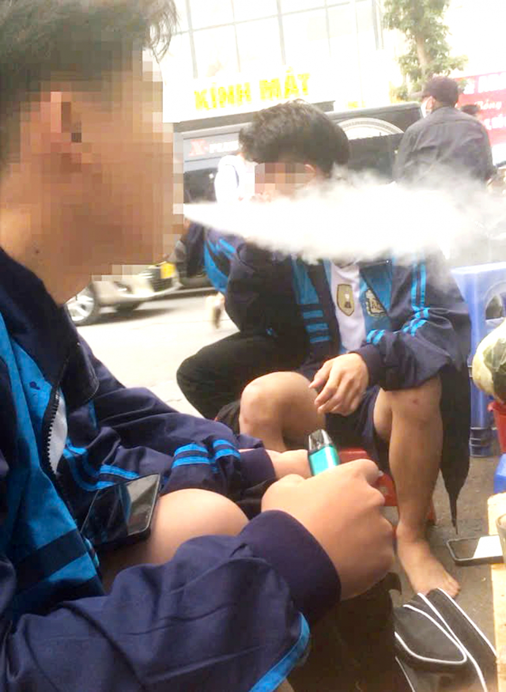 Nhiều thanh niên ở TP Hà Nội vẫn hút thuốc lá điện tử sau khi Nghị quyết 173 được Quốc hội thông qua, trong đó cấm sản xuất, kinh doanh, nhập khẩu, chứa chấp, vận chuyển và sử dụng - ẢNH: ANH NGỌC