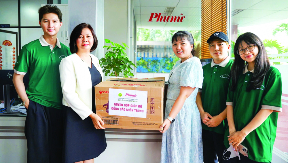 Bà Lý Việt Trung (thứ hai từ trái qua) - Tổng biên tập Báo Phụ nữ TPHCM - tiếp nhận thực phẩm, đồ dùng học tập do Phòng khám chuyên khoa thẩm mỹ Sài Gòn Venus gửi tặng bà con vùng lũ - ẢNH: NGUYỄN QUANG