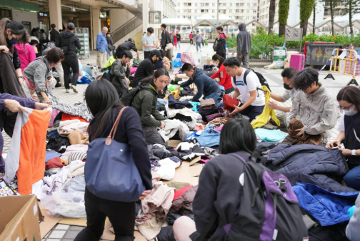 Đã có một làn sóng kêu gọi truyền thông xã hội kêu gọi mọi người hiến máu sau vụ hỏa hoạn.  Tại trung tâm hiến tặng Causeway Bay, tất cả các đặt chỗ cho ngày hôm nay đã kín chỗ, nhưng mọi người vẫn đến để xem liệu họ có thể giúp đỡ hay không.  Hiện tại không có tình trạng thiếu hụt nghiêm trọng tại ngân hàng máu theo cuộc họp của Cơ quan Quản lý Bệnh viện sáng nay, một nhân viên y tế nói, nhưng nói thêm rằng nguồn cung phải ổn định trong dài hạn và thành phố không thể dựa vào một hoặc hai ngày đặt lịch hẹn đầy đủ.