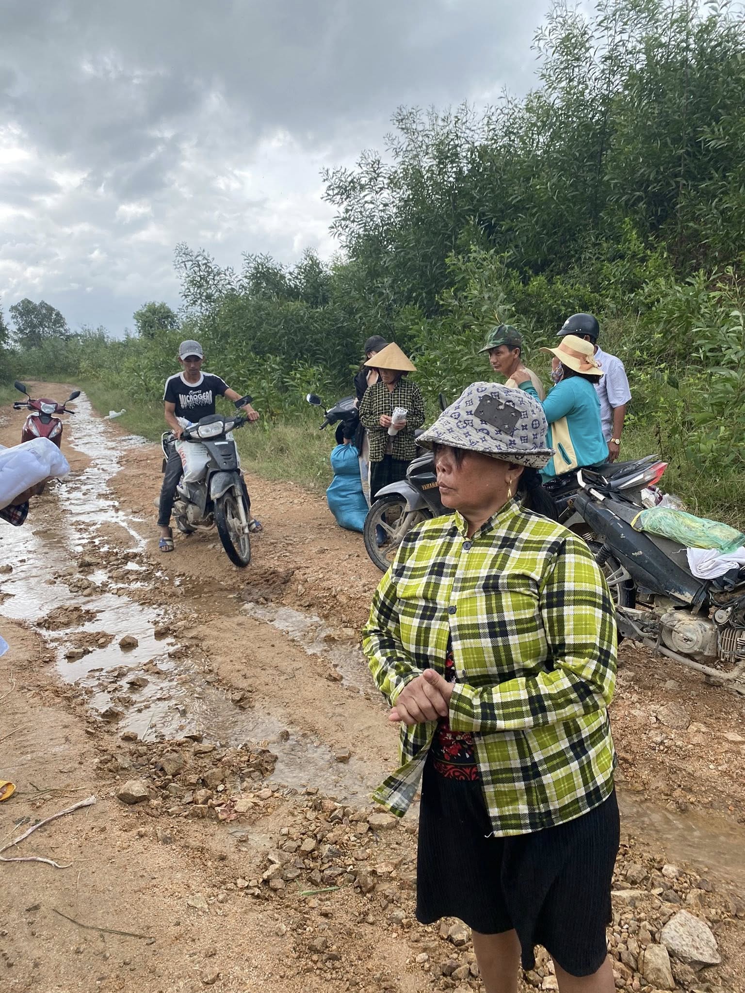 Đường vào xóm Gò Ổi, xã Đồng Xuân bị xói lở, người dân ra chân núi nhận quà cứu trợ- Ảnh: P. Lộc