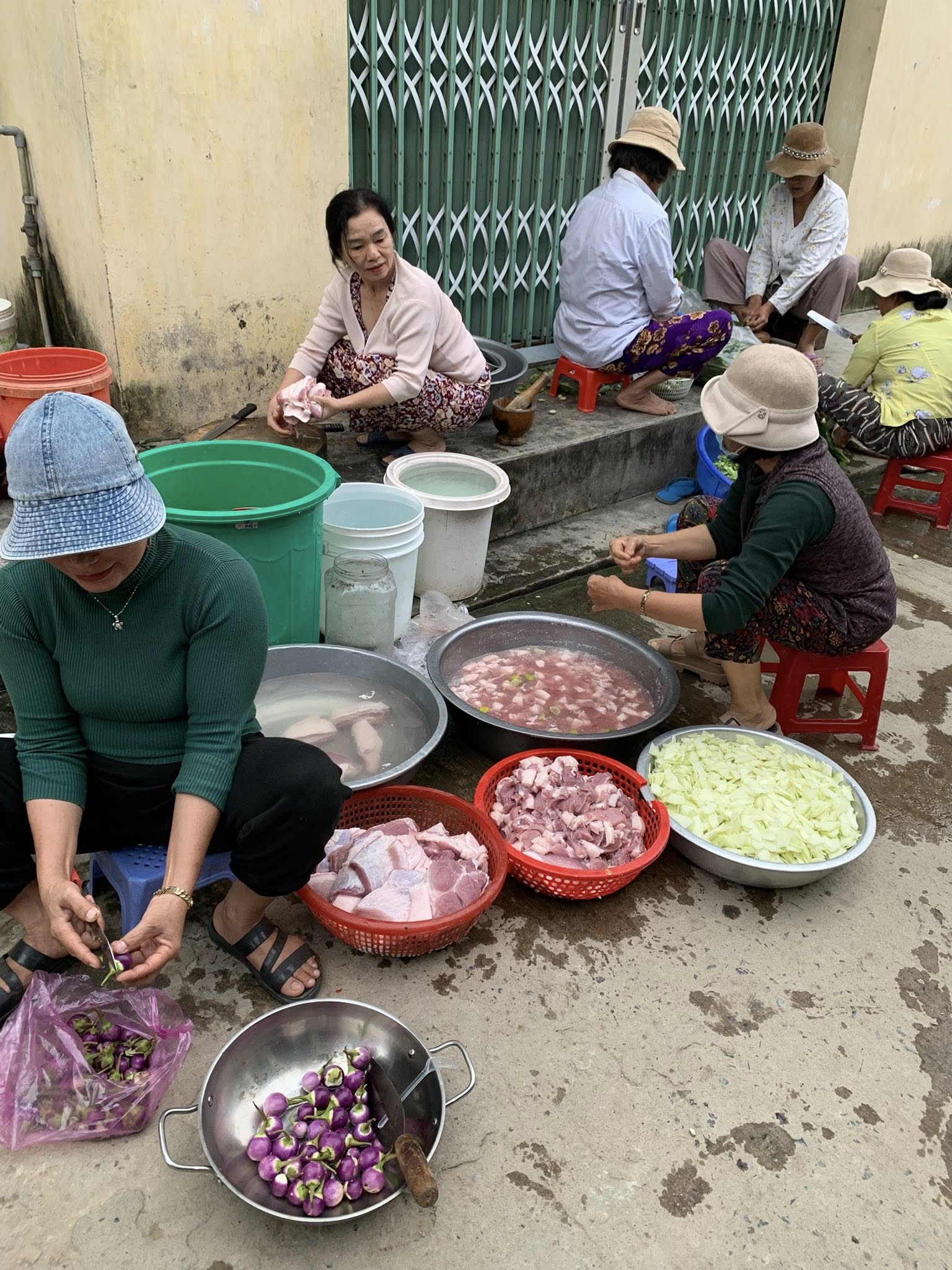Ngày 27/11, các thành viên bếp thiện nguyện nhóm chợ Phước Lộc nấu ăn mời đoàn từ thiện-Ảnh: Nhã Trang