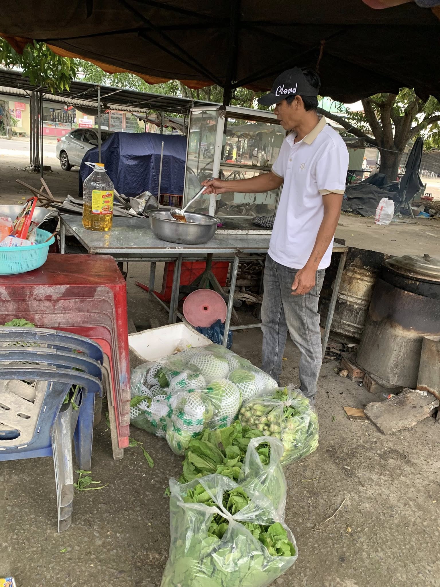 Đã 3 ngày qua bếp chợ Phước Lộc đỏ lửa- Ảnh: Nhã Trang