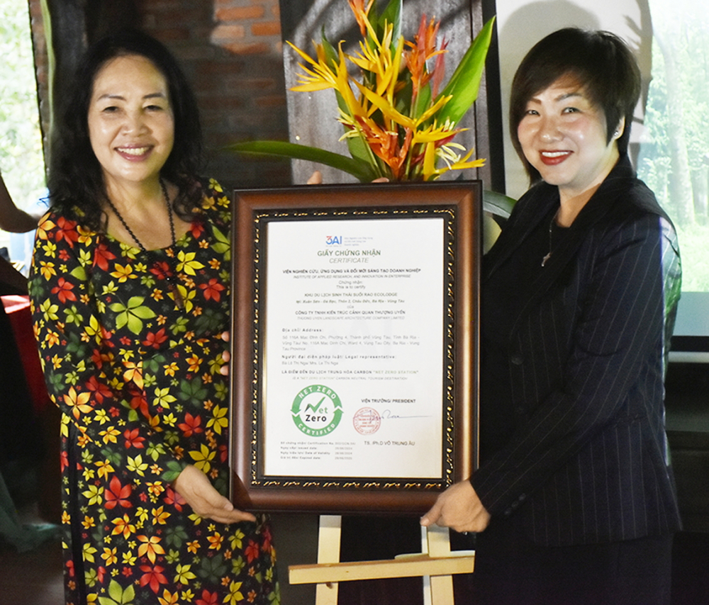 Bà Lê Thị Nga (trái) nhận chứng nhận Suối Rao Ecolodge trở thành “Điểm đến Net Zero” tháng 9/2024