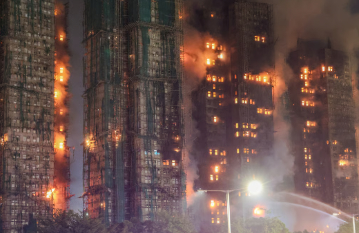 Cảnh tượng cháy kinh hoàng ám ảnh người dân Hồng Kông. Rất nhiều nơi trên thế giới đã chia buồn với thành poho61\