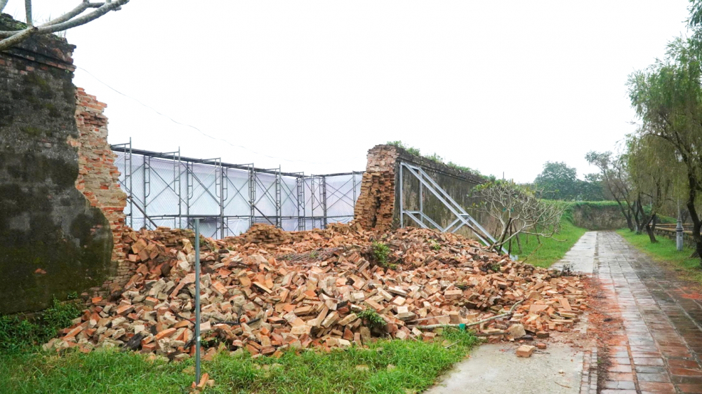 Đoạn tường thành thuộc di tích Đại Nội Huế đổ sập vào tối 2/11 do mưa lớn kéo dài