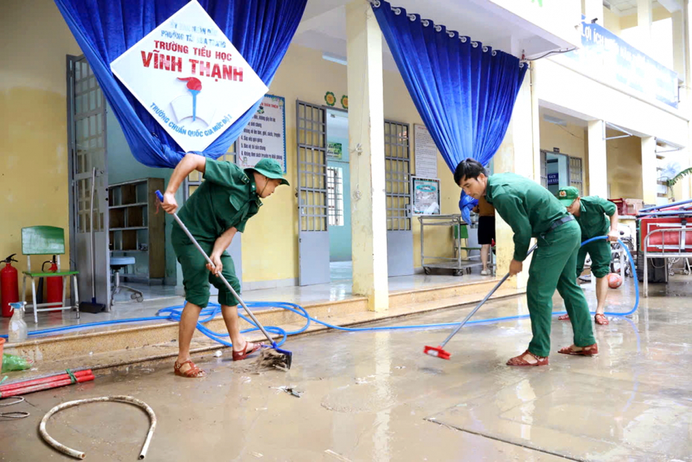Lực lượng Thanh niên xung phong TPHCM dọn vệ sinh tại Trường tiểu học Vĩnh Thạnh,  phường Tây Nha Trang, tỉnh Khánh Hòa - ẢNH: T.N.