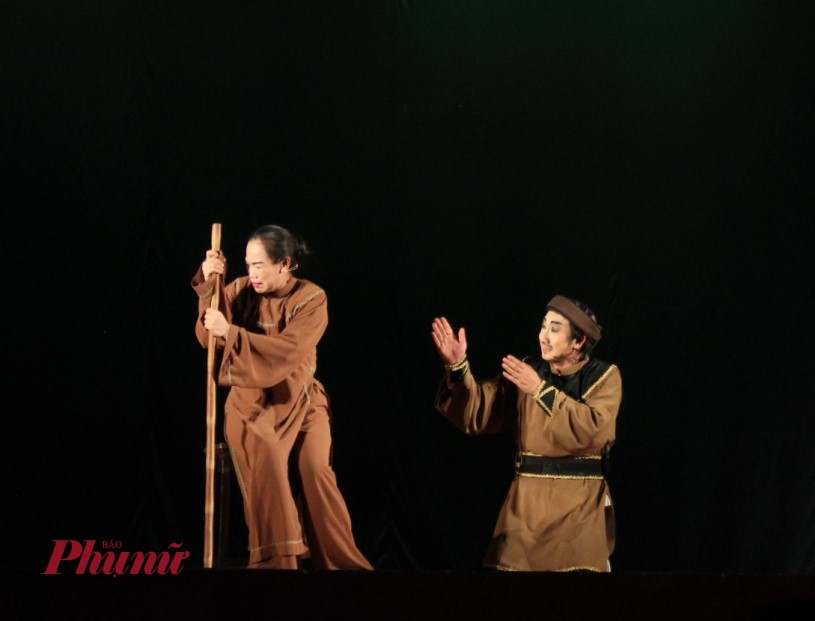 2 nghệ sĩ Kiều My và Bảo Châu xuất sắc đạt huy chương vàng cá nhân trong vở Anh hùng - Ảnh: Ngọc Tuyết