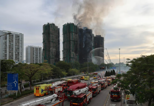 Vợ của một lính cứu hỏa Hồng Kông đã đăng tải một cuộc trao đổi WhatsApp đầy cảm xúc giữa cô và chồng lên trang mạng xã hội RedNote của Trung Quốc.  Chồng cô nói với cô rất nhiều người không thể cứu được và mô tả ngọn lửa là một đám cháy lớn, quá nóng và cháy dữ dội.  Khi người vợ thúc giục anh ta cẩn thận, anh ta trả lời, Tôi không có lựa chọn nào khác ngoài việc đi vào.  Trong một bài đăng khác, vợ của một lính cứu hỏa khác nói rằng cô quá lo lắng để ngủ, nói thêm rằng chồng cô đã đóng quân ở Tai Po từ khoảng 6 giờ chiều thứ Tư và vẫn ở đó.