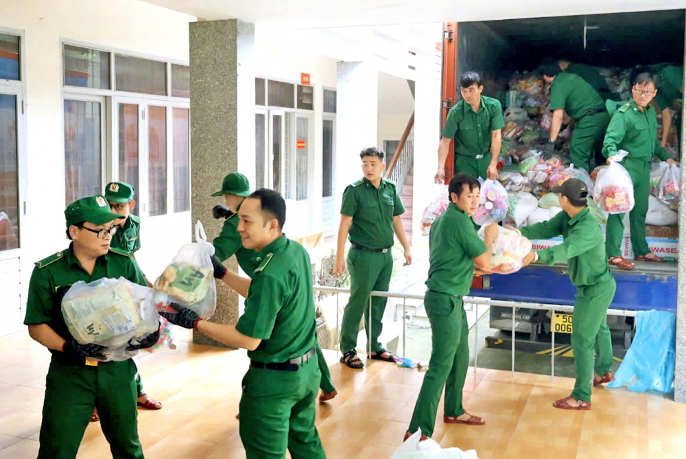 Lực lượng Thanh niên xung phong TPHCM trực chiến điều phối hàng hóa, hỗ trợ người dân tỉnh Khánh Hòa khắc phục hậu quả của bão lũ - ẢNH: T.N.