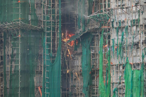 Một cư dân của Wang Yan House, họ Ho, cho biết một số công nhân xây dựng chắc chắn đã hút thuốc tại nơi làm việc, trước khi đám cháy bùng phát.  Ho, người đã làm việc tại một công ty in ấn trước khi nghỉ hưu vài năm trước, cho biết vợ và đứa cháu bảy tuổi của anh đã thoát khỏi đám cháy an toàn.  Tôi đã nhận được tin nhắn cảnh báo chúng tôi về vụ cháy. Tôi xuống cầu thang để kiểm tra bản thân và xem chuyện gì đã xảy ra, anh nói. Con rể tôi sau đó yêu cầu chúng tôi sơ tán nên tôi lên lầu để đón vợ và cháu tôi. Tôi không dám sử dụng thang máy nên chúng tôi đi cầu thang.  Là một cư dân trên tầng 21, Ho cho biết anh ngửi thấy mùi khói vào sáng thứ Tư.  Tôi vừa mở cửa sổ và ngay lập tức, có một số mùi khói bốc ra, người đàn ông 76 tuổi nói. Những công nhân xây dựng đó đang làm việc gần căn hộ của tôi, có lẽ là tầng 18 hoặc 20, vì vậy họ chắc chắn đang hút thuốc.