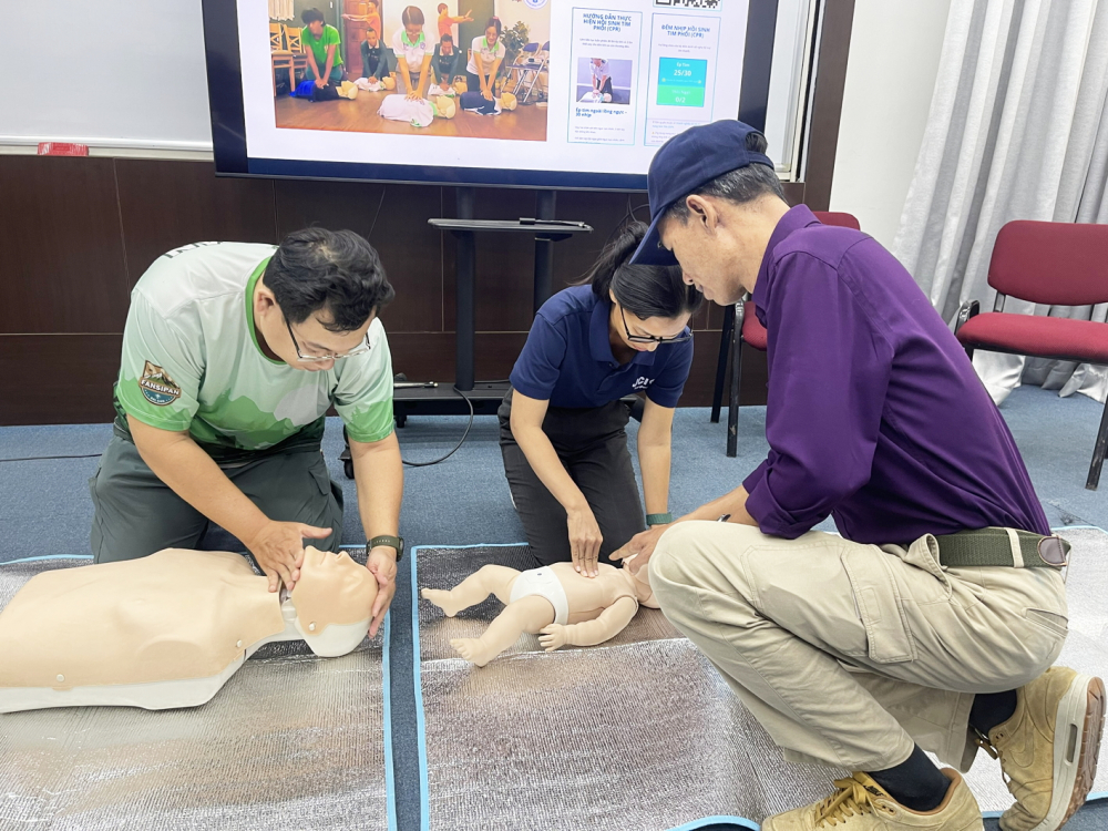 Cứu trợ thiên tai: Bản thân an toàn, gia đình an tâm Các tình nguyện viên được huấn luyện kỹ năng hồi sức tim phổi - ẢNH: CÁT QUÂN