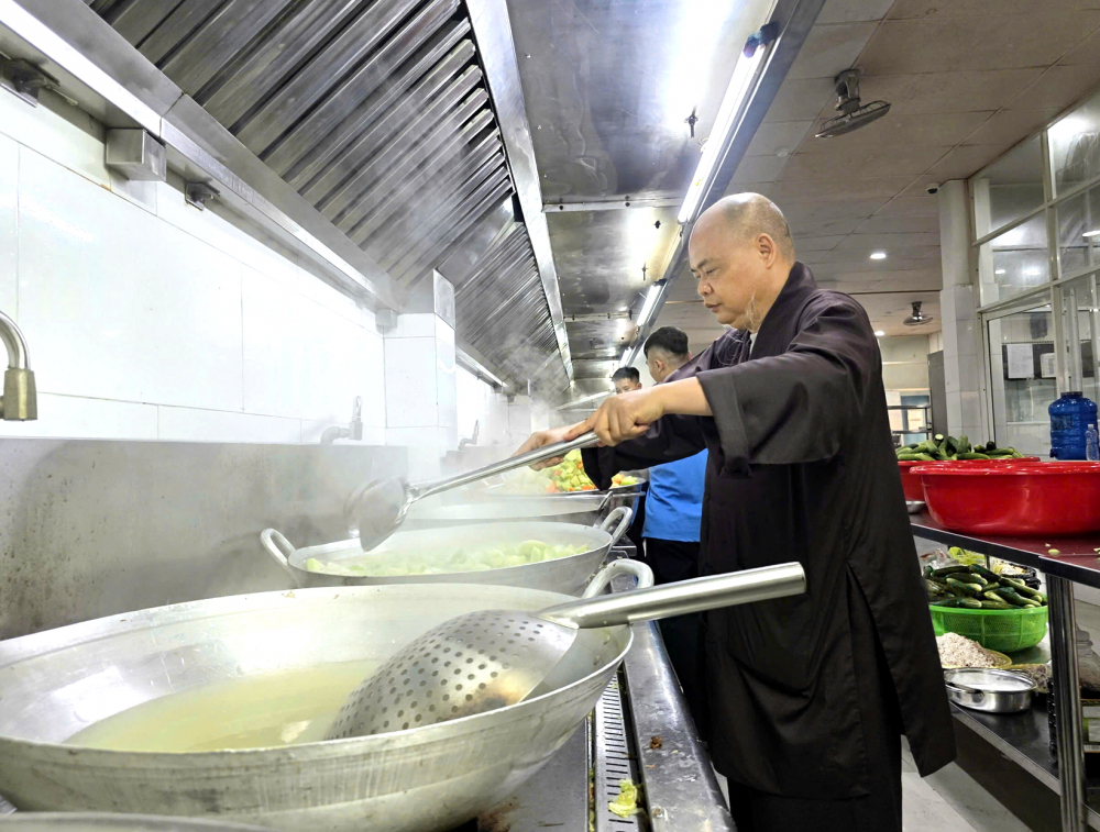 Thượng tọa Thích Thanh Phong - Phó chủ tịch Hội đồng Trị sự Giáo hội Phật giáo Việt Nam, Trưởng ban Từ thiện xã hội Giáo hội Phật giáo TPHCM - cùng các tình nguyện viên thuộc đoàn công tác TPHCM nấu cơm tại bếp ăn dã chiến hỗ trợ người dân vùng lũ tỉnh Đắk Lắk - ẢNH: NGUYÊN BẢO