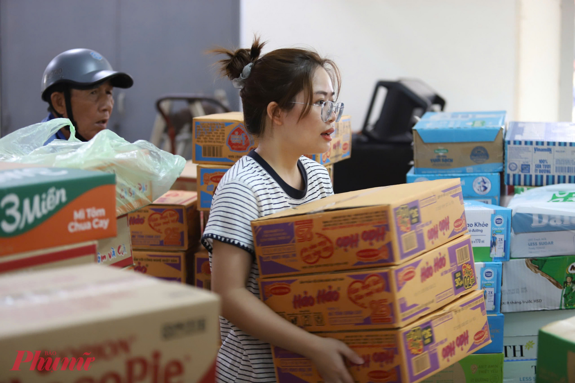 MTTQ TPHCM dồn lực cứu trợ vùng lũ miền Trung, lan tỏa tinh thần đoàn kết trước thềm Đại hội Người dân TPHCM ủng hộ đồng bào lũ lụt miền Trung trong những ngày vừa qua - Ảnh: Thanh Tâm