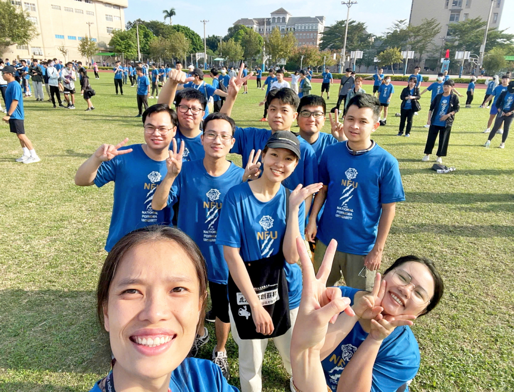 Nguyễn Thị Hường (hàng đầu bên trái) tích cực tham gia hoạt động ngoại khóa ngoài thời gian học tập 