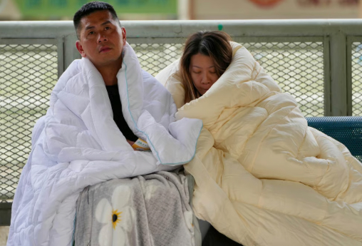 Những ánh mắt vô hồn khi nhìn về đám cháy kinh hoàng