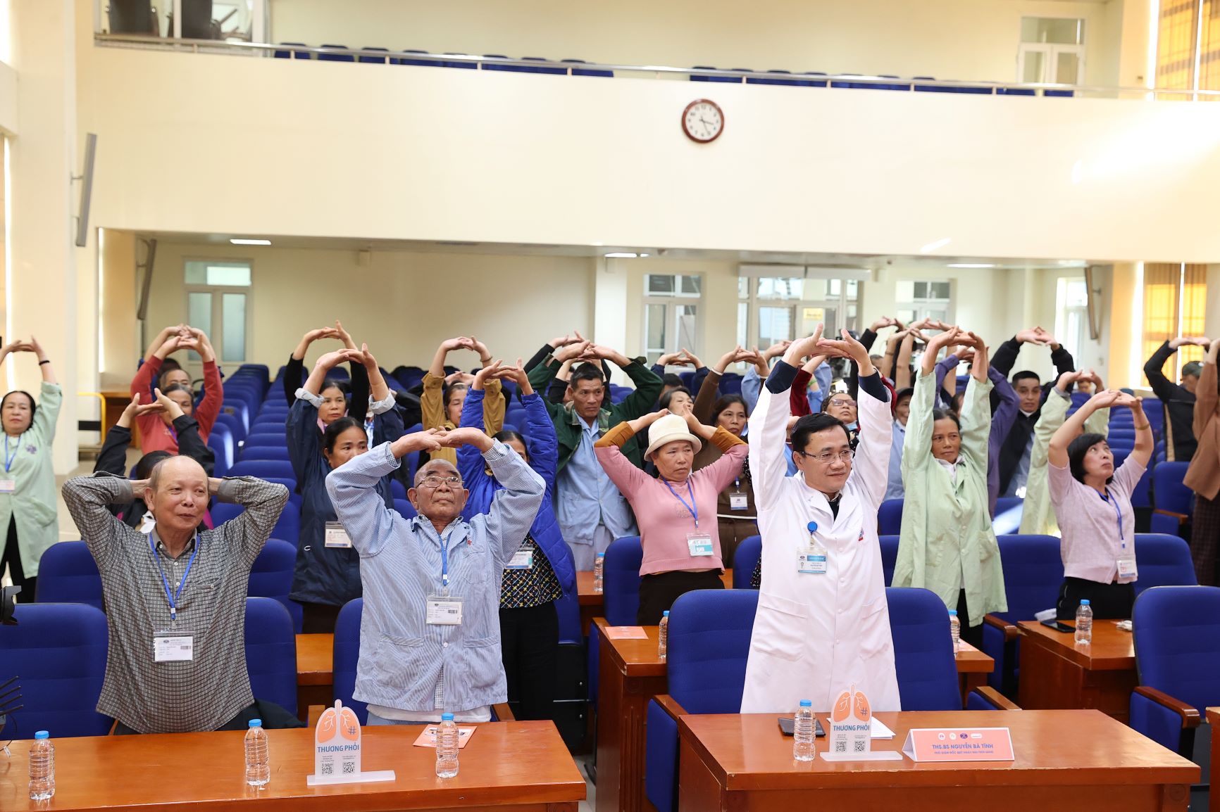 Đại diện Quỹ Ngày mai Tươi sáng tham gia buổi sinh hoạt cùng các bệnh nhân ung thư tại Bệnh viện K - Ảnh: AstraZeneca Việt Nam