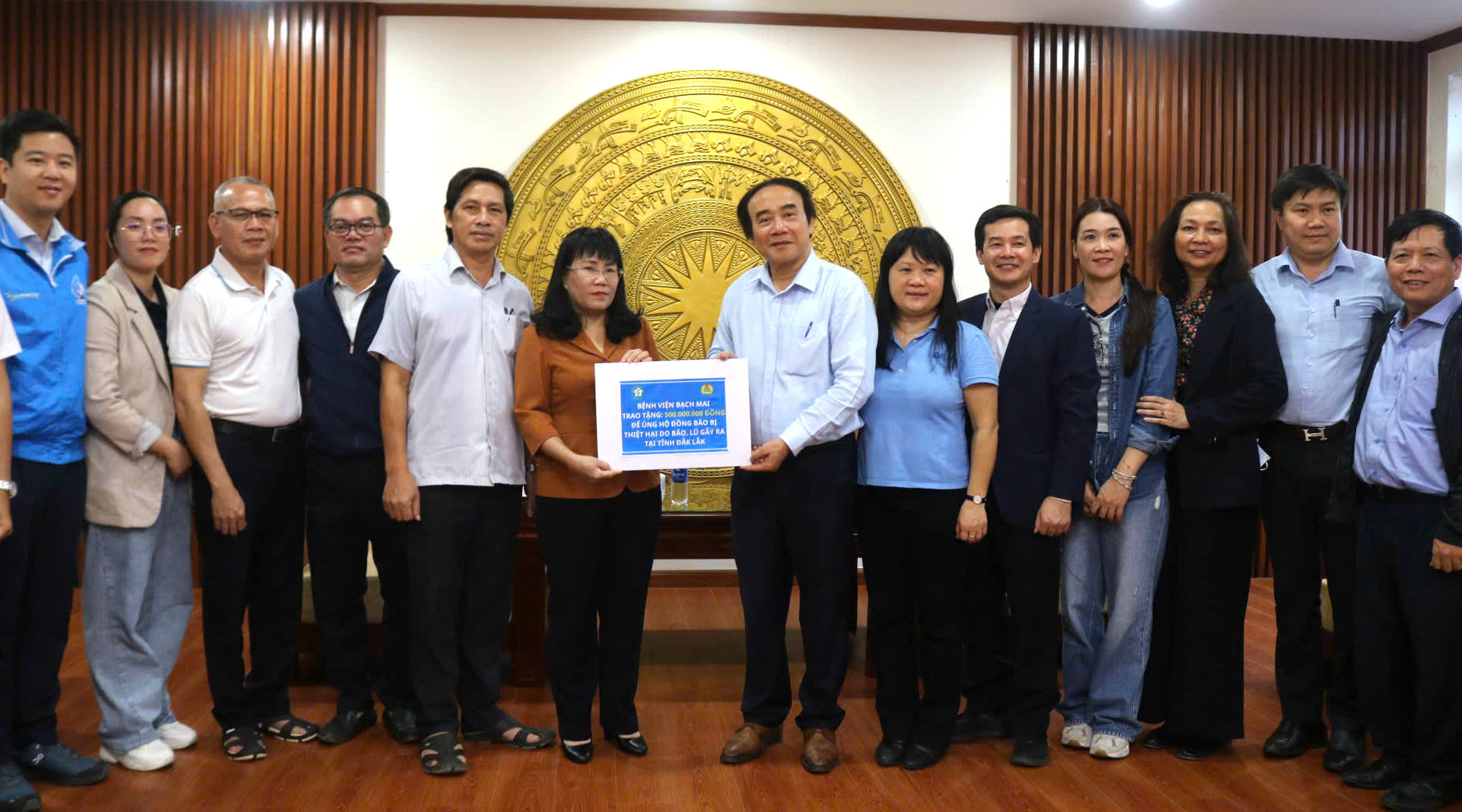 Lãnh đạo Bệnh viện Bạch Mai trao biểu trưng hỗ trợ 500 triệu đồng cho tỉnh Đắk Lắk- Ảnh: H. Như