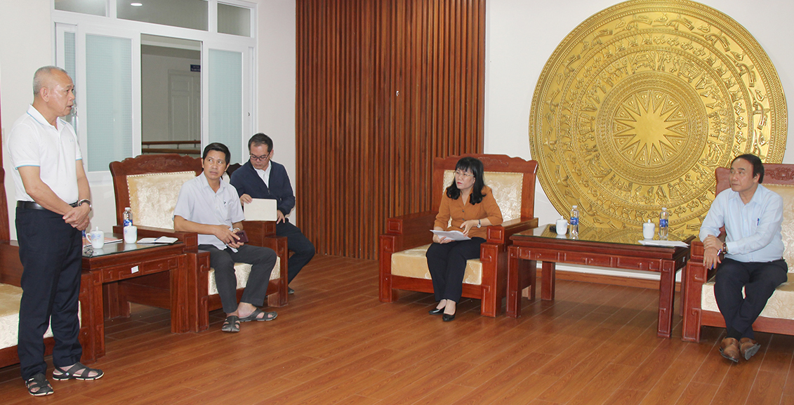 Sở Y tế tỉnh Đắk Lắk báo cáo tình hình khó khăn của ngành sau mưa lũ, nhiều trạm y tế bị ngập, trang thiết bị hư hỏng- Ảnh: H. Như