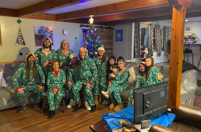 Ông Bill chụp ảnh bên các ''anh chị em'' trong gia đình mới sau khi được nhận nuôi.