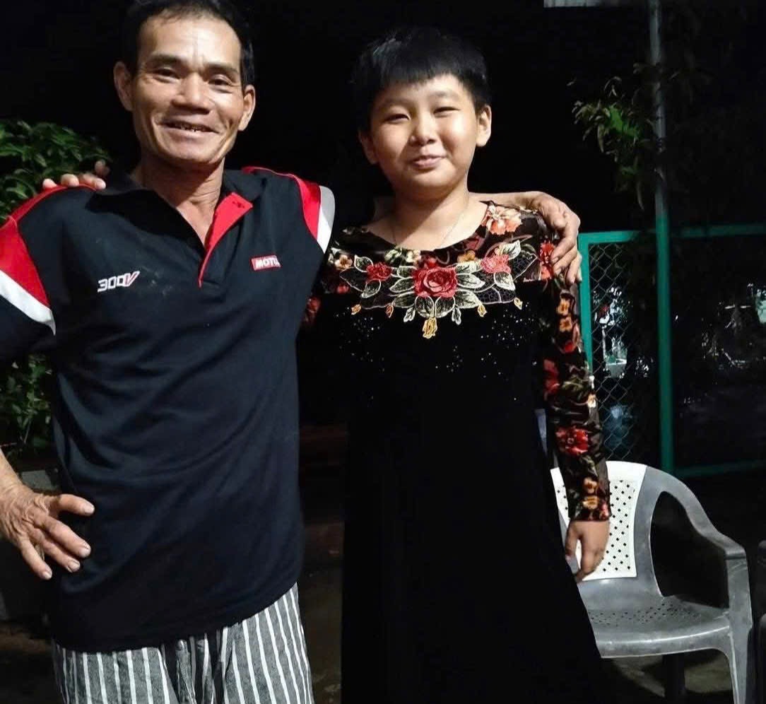 Cậu bé cười hồn nhiên với chiếc áo độc lạ (nguồn ảnh FC Ngô Minh Thư)