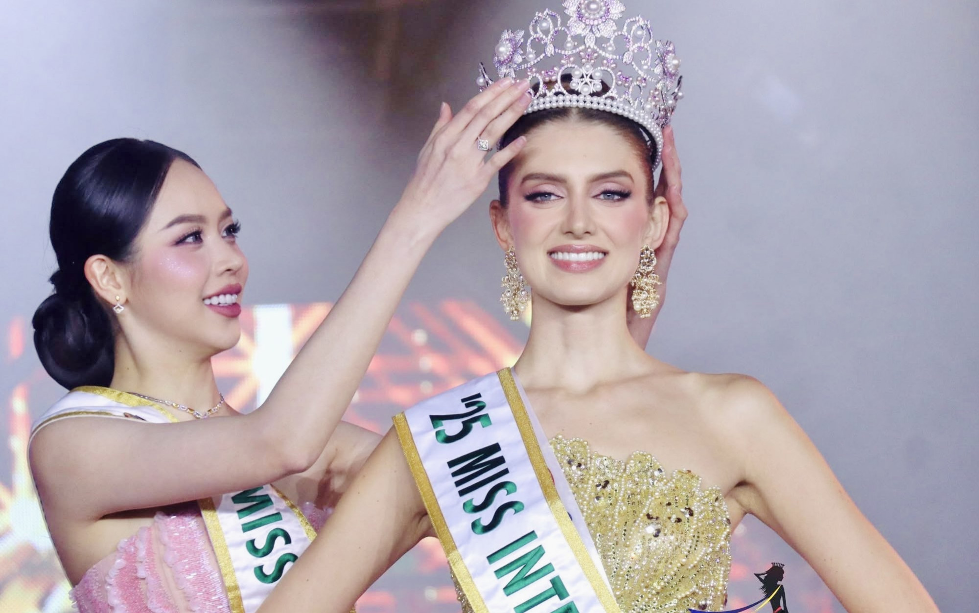 Khoảnh khắc Thanh Thuỷ trao vương miện cho tân hoa hậu 