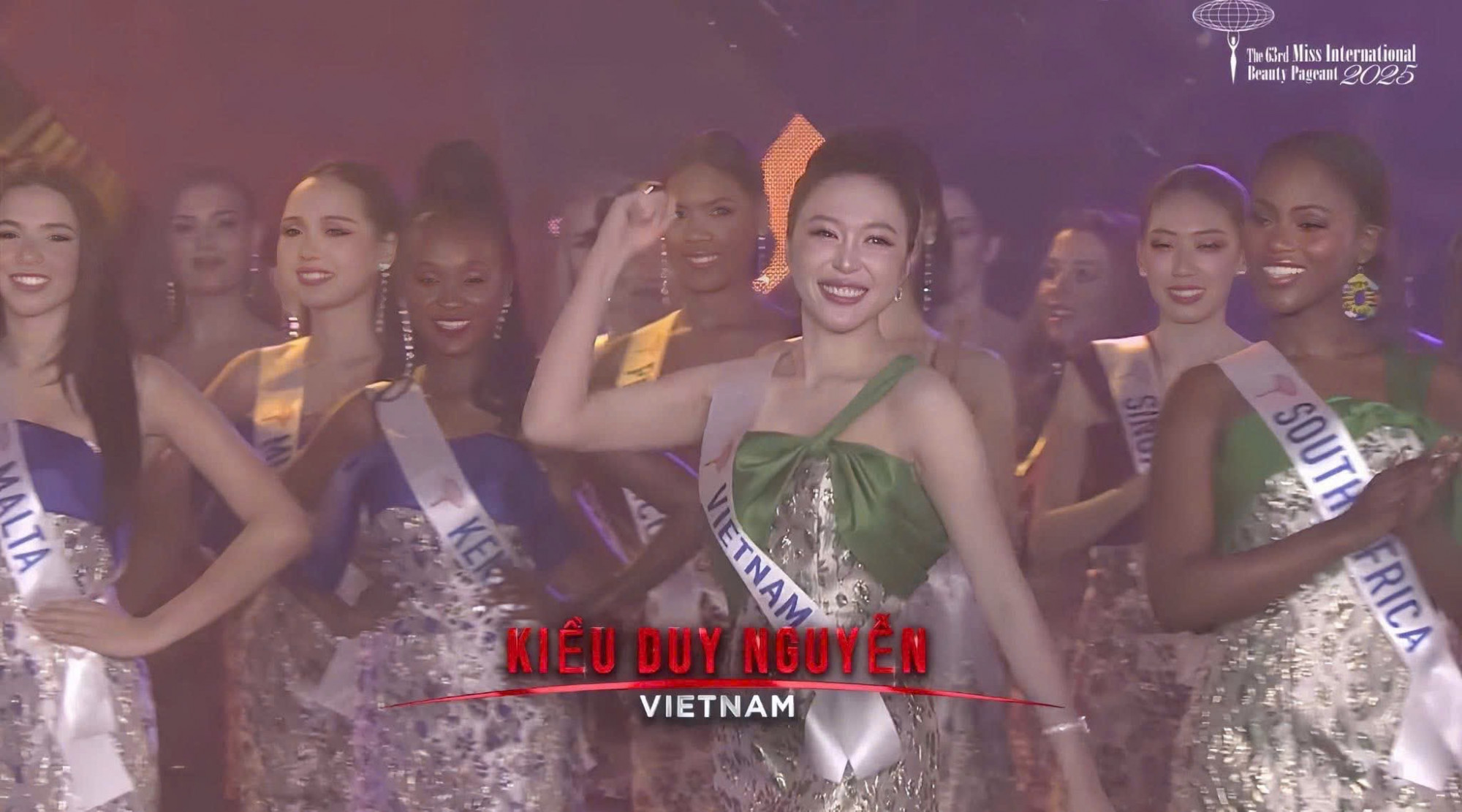 Hoa hậu Kiều Duy trên sân khấu chung kết 