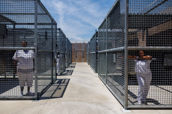 Một khu vực ngoài trời bị nhốt trong lồng, từng được sử dụng bởi những người bị tử hình để tập thể dục, hiện được sử dụng để kỷ luật các tù nhân ngỗ nghịch tại Cơ sở Phụ nữ Trung tâm California ở Chowchilla, Hoa Kỳ. Ảnh: Gina Ferazzi / Los Angeles Times / Getty Images