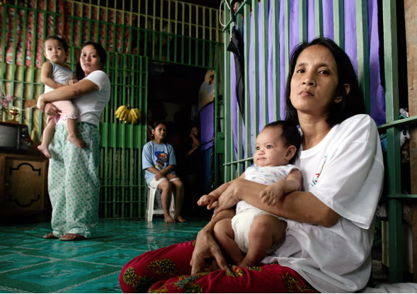Phụ nữ cùng con trong nhà tù quận Angeles, Philippines. Ảnh: Friedrich Stark / Alamy