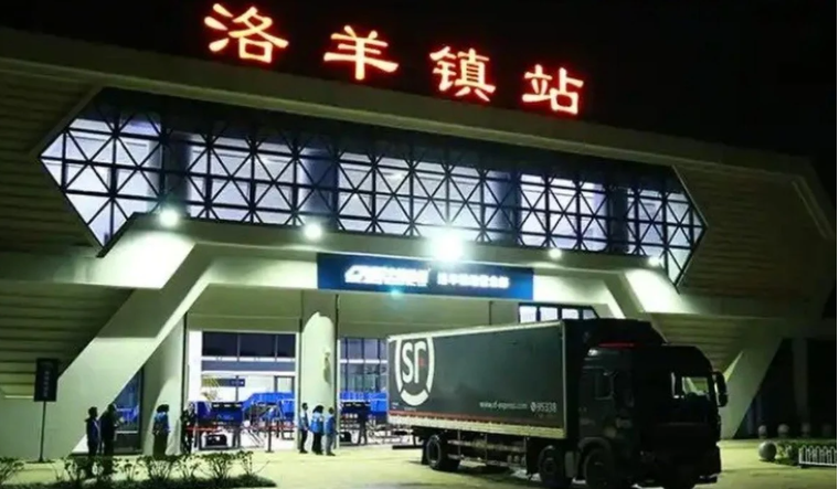 Tàu thử nghiệm số 55537, được sử dụng để kiểm tra thiết bị địa chấn, va chạm với công nhân xây dựng tại ga Luoyangzhen ở Côn Minh, CCTV cho biết