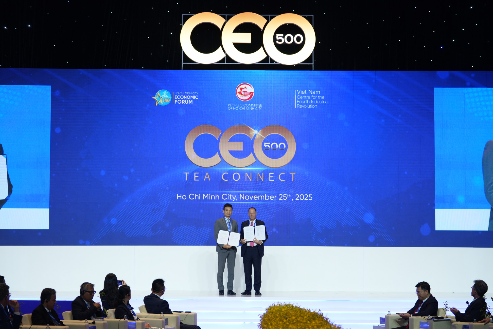 Ông Vũ Anh Tú - Giám đốc công nghệ Tập đoàn FPT và ông Alex Hambly - Tổng giám đốc Hội đồng đầu tư của Tập đoàn VinaCapital công bố hợp tác giữa FPT và VNC - Ảnh: FPT