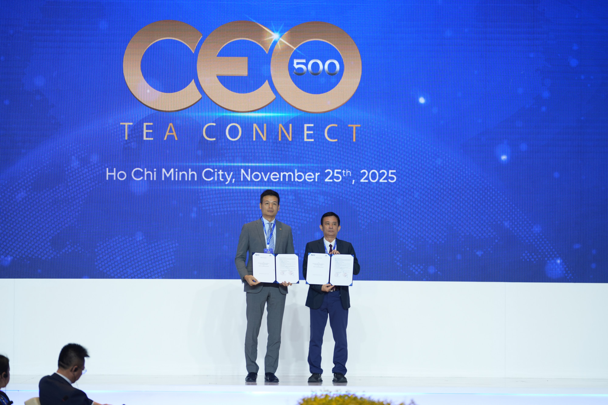 Ông Nguyễn Kỳ Phùng - Trưởng ban Ban quản lý Khu công nghệ cao TPHCM và ông Vũ Anh Tú - Giám đốc công nghệ Tập đoàn FPT công bố hợp tác giữa FPT và SHTP - Ảnh: FPT