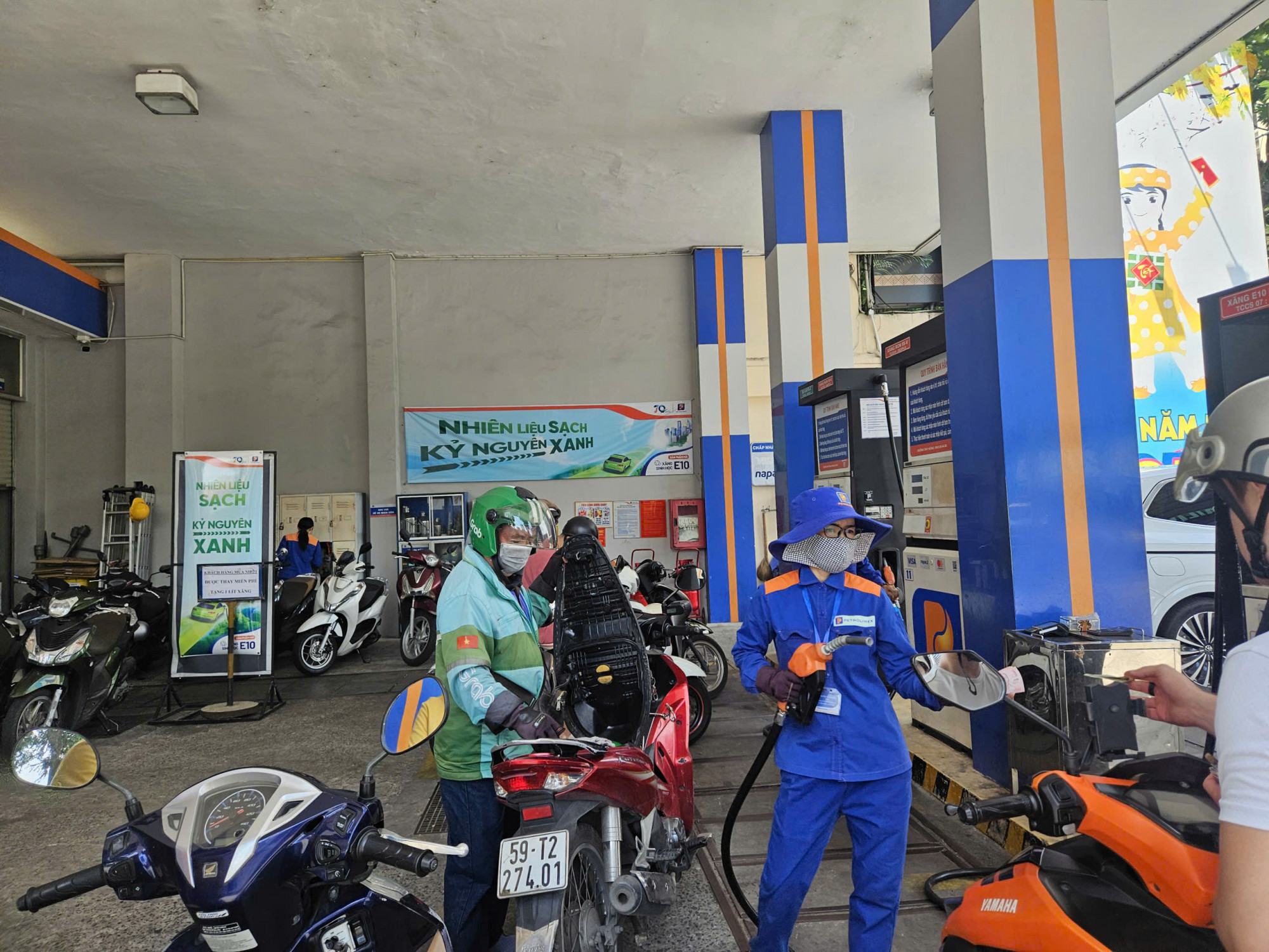 Giá xăng dầu đồng loạt giảm mạnh - Ảnh: Ngọc Thùy