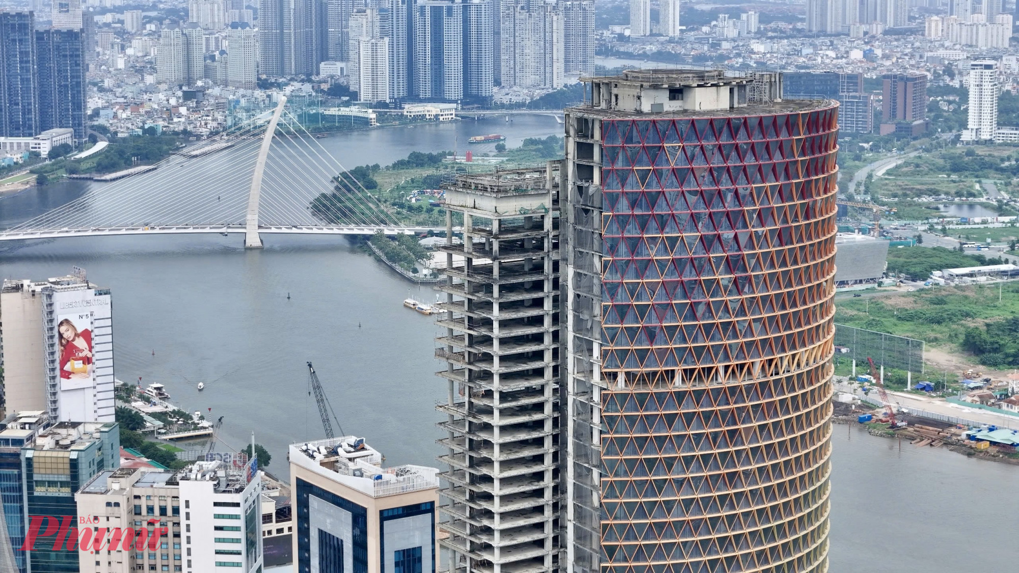  Dự án khởi công từ năm 2008 với vốn đầu tư khoảng 256 triệu USD, thiết kế gồm 42 tầng nổi, 5 tầng hầm, cao khoảng 185 m, dự kiến hoàn thành năm 2009 để trở thành tòa nhà cao thứ ba thành phố thời điểm đó. Công trình được quy hoạch là tổ hợp văn phòng, căn hộ và trung tâm thương mại.