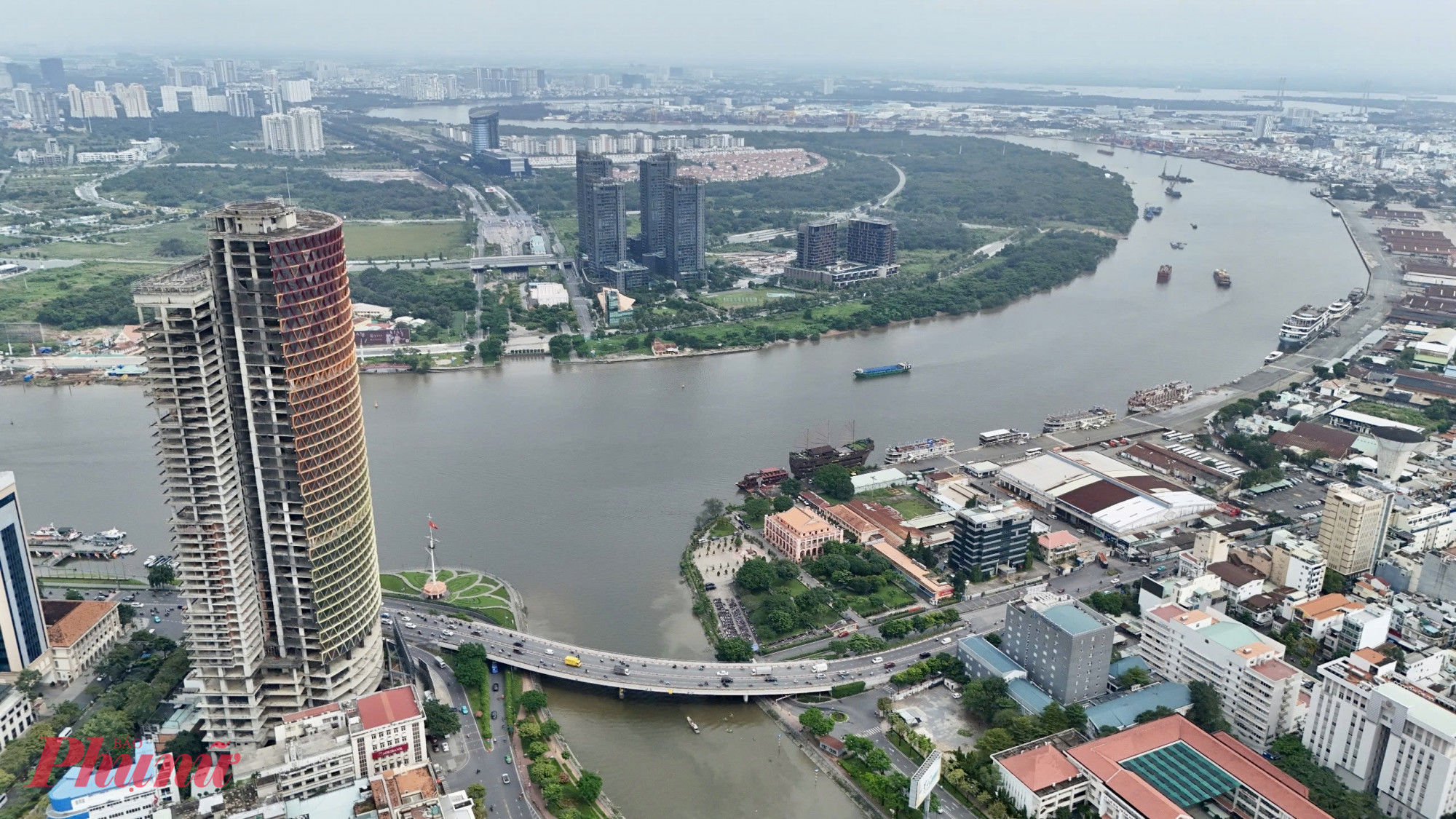 IFC One Saigon tọa lạc trên khu đất hơn 6.600 m² tại số 34 Tôn Đức Thắng, ngay góc giao Hàm Nghi – Tôn Đức Thắng – Võ Văn Kiệt, được xem là một trong những vị trí đắc địa nhất trung tâm TPHCM. Dự án khởi công từ năm 2008 với vốn đầu tư khoảng 256 triệu USD, thiết kế gồm 42 tầng nổi, 5 tầng hầm, cao khoảng 185 m, dự kiến hoàn thành năm 2009 để trở thành tòa nhà cao thứ ba thành phố thời điểm đó. Công trình được quy hoạch là tổ hợp thương mại – văn phòng – căn hộ – trung tâm thương mại.