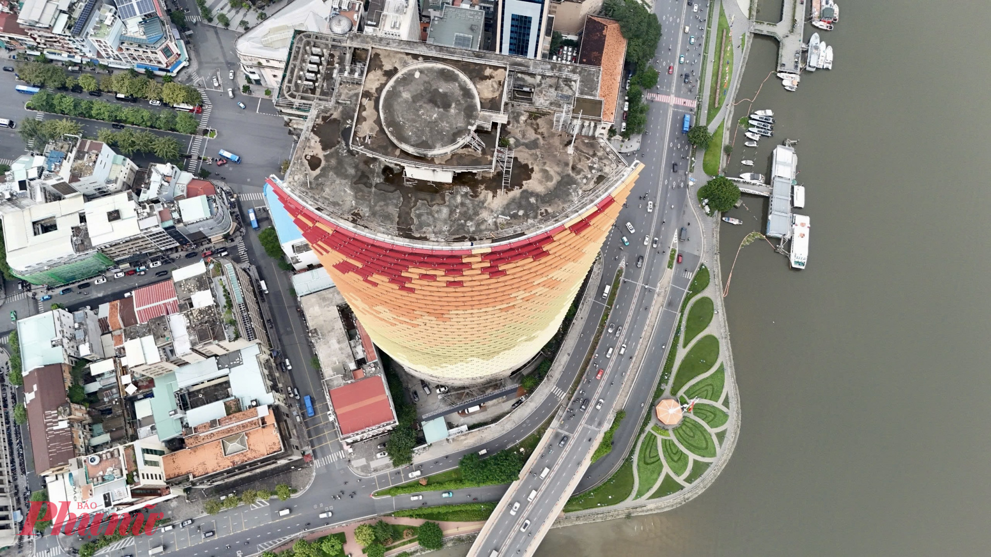 Tòa nhà từng được thiết kế mô phỏng hình tượng con rồng với các lớp kính tạo hiệu ứng vảy rồng – một điểm nhấn kiến trúc kỳ vọng cho trung tâm thành phố.