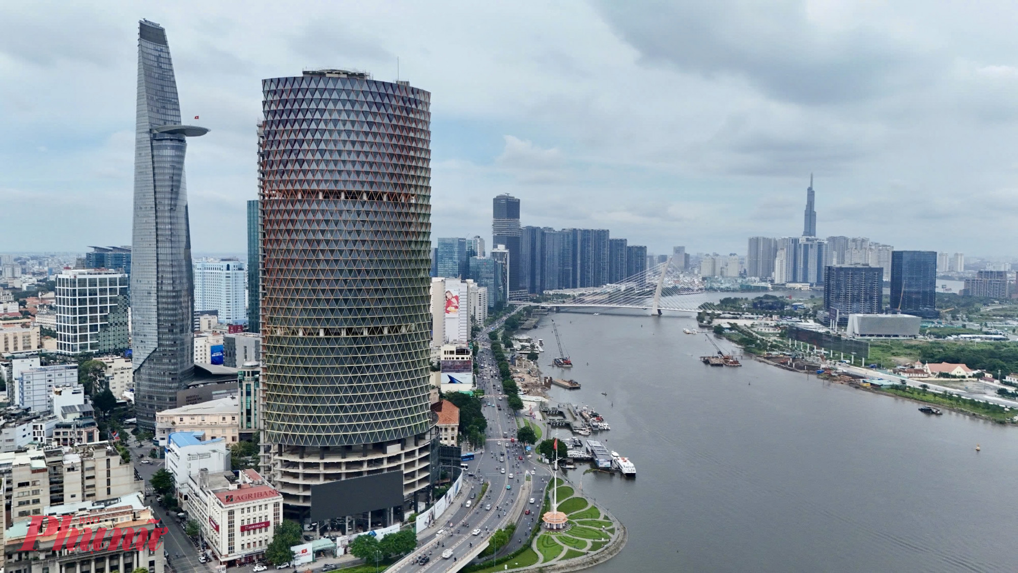 Theo Sở Xây dựng TPHCM, UBND TPHCM đã nhận được đơn của bà Trương Mỹ Lan (đang thi hành án tù giam) xin tiếp tục tham gia đầu tư, hoàn thiện dự án. Thông tin này được Sở Xây dựng xác nhận trong văn bản gửi Trung tâm Báo chí TPHCM để phục vụ buổi họp báo định kỳ tuần 43 năm 2025.