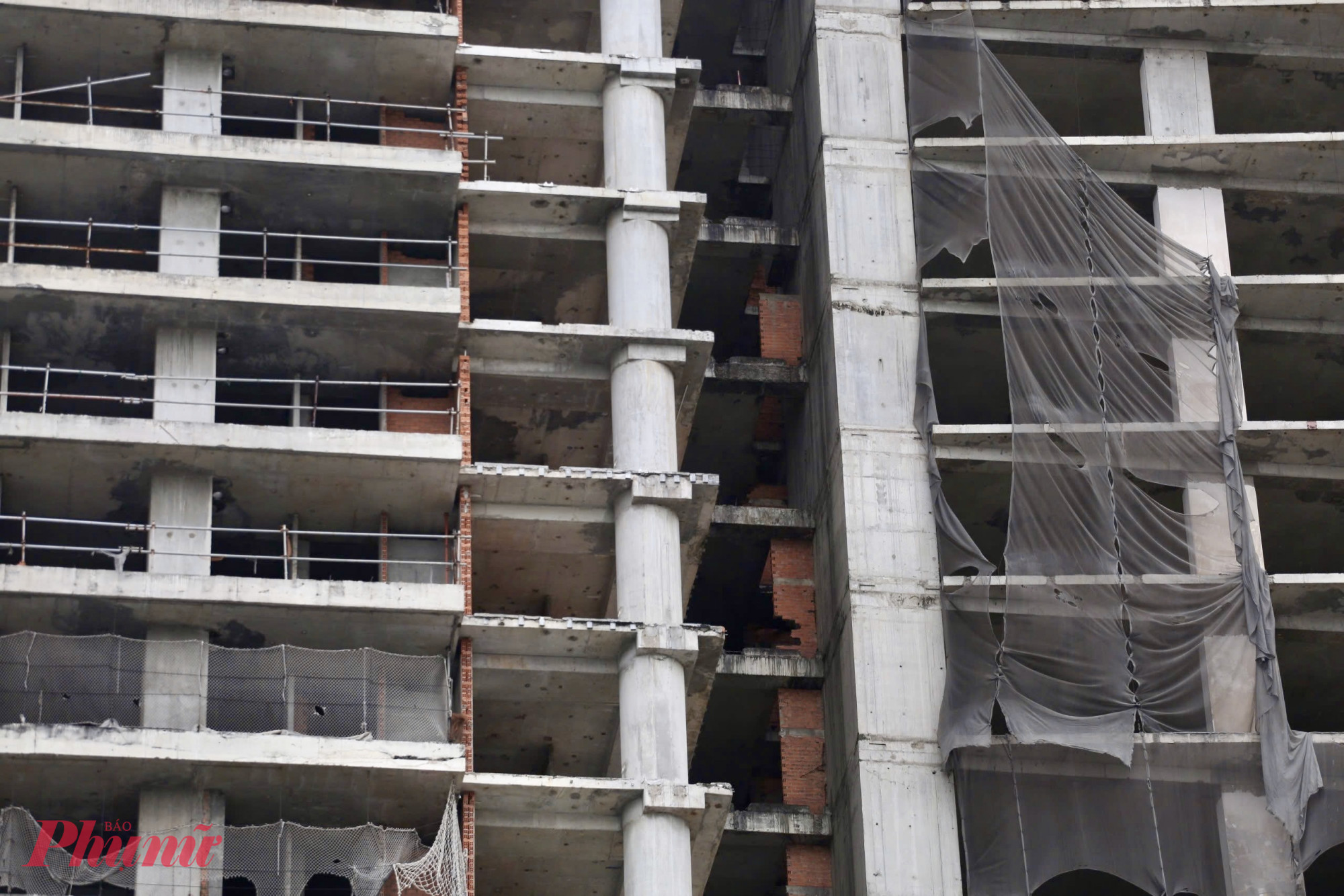 Tuy nhiên, sau khi hoàn thành khoảng 80% phần thô, dự án dừng thi công từ năm 2012 và rơi vào tình trạng bỏ hoang kéo dài. Năm 2021, Công ty CP Đầu tư và Phát triển Viva Land – thuộc hệ sinh thái Vạn Thịnh Phát – được giới thiệu là đơn vị phát triển mới, đổi tên dự án thành IFC One Saigon. Đến tháng 8-2022, công trình có hoạt động trở lại, chủ yếu thay kính mặt ngoài nhằm đảm bảo mỹ quan đô thị. Nhưng sau khi bà Trương Mỹ Lan bị khởi tố, Viva Land gần như “biến mất”, khiến dự án lại “đứng hình”.