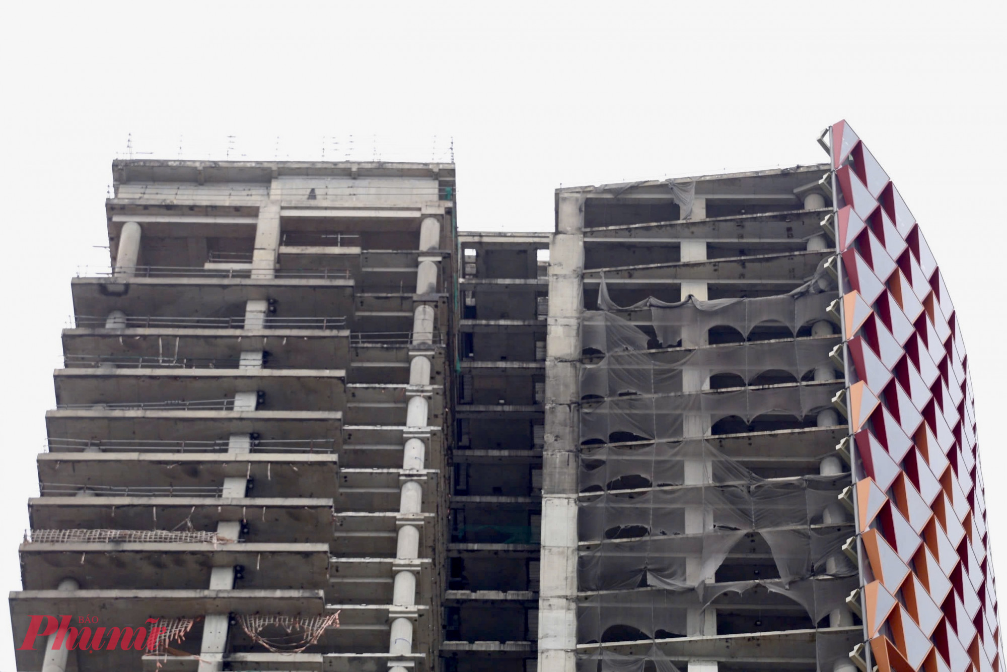 Nhiều tầng trên của công trình đã xuống cấp sau hơn một thập kỷ phơi mưa nắng. 